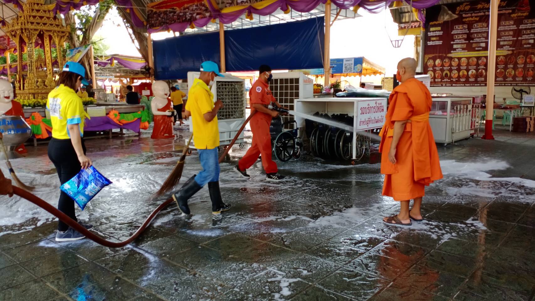 อำเภอท่าเรือ จัดกิจกรรม "จิตอาสา เราทำความดีด้วยหัวใจ"ทำความสะอาดพ่นยาฆ่าเชื้อโควิด 19 วัดสะตือ