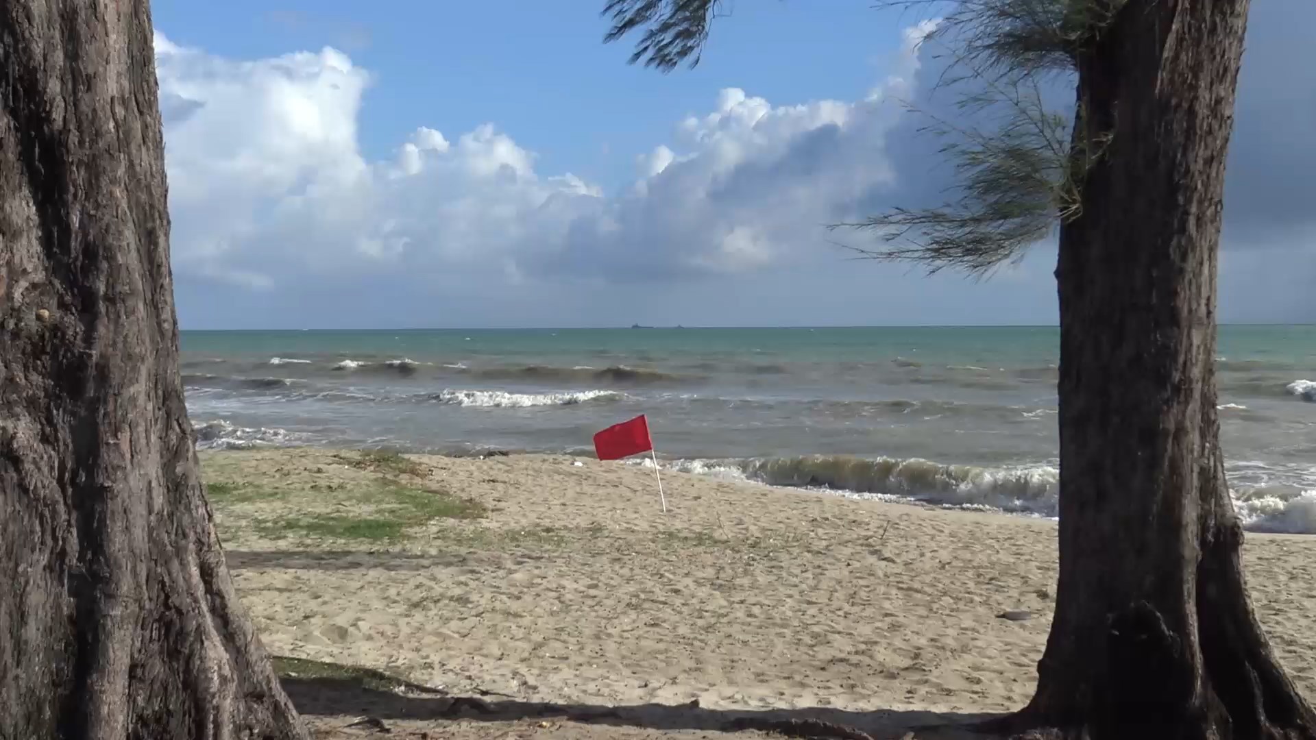 เทศบาลนครสงขลาปักธงแดงตลอดแนวชายหาดหลังคลื่นลมแรงอีกครั้ง 