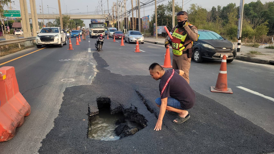 ถนนสุขุมวิททรุดเป็นโพรง ใกล้ตากอากาศบางปู ทำรถติดหนัก คาดท่อใต้ดินแตก