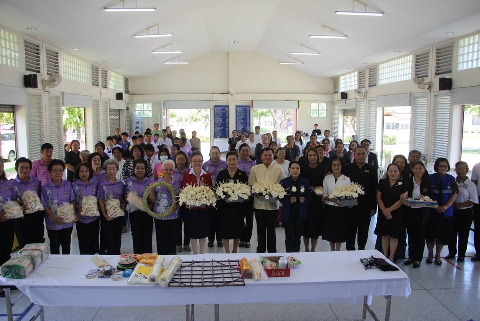 ร้อยเอ็ด ฝึกทำ “ดอกไม้ประดิษฐ์เชิงวัฒนธรรม” สร้างรายได้ ยกระดับคุณภาพชีวิตกลุ่มสตรีและผู้ด้อยโอกาส 