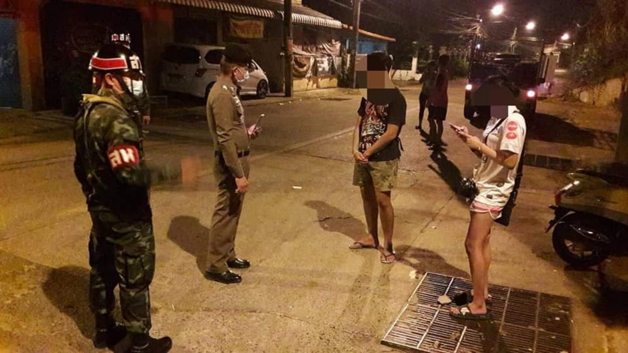 กลุ่มวัยรุ่นเมาสุรา ขับรถตระเวนหาซื้อของกินยามวิกาล  ถูก จนท.จับกุม 3 ราย