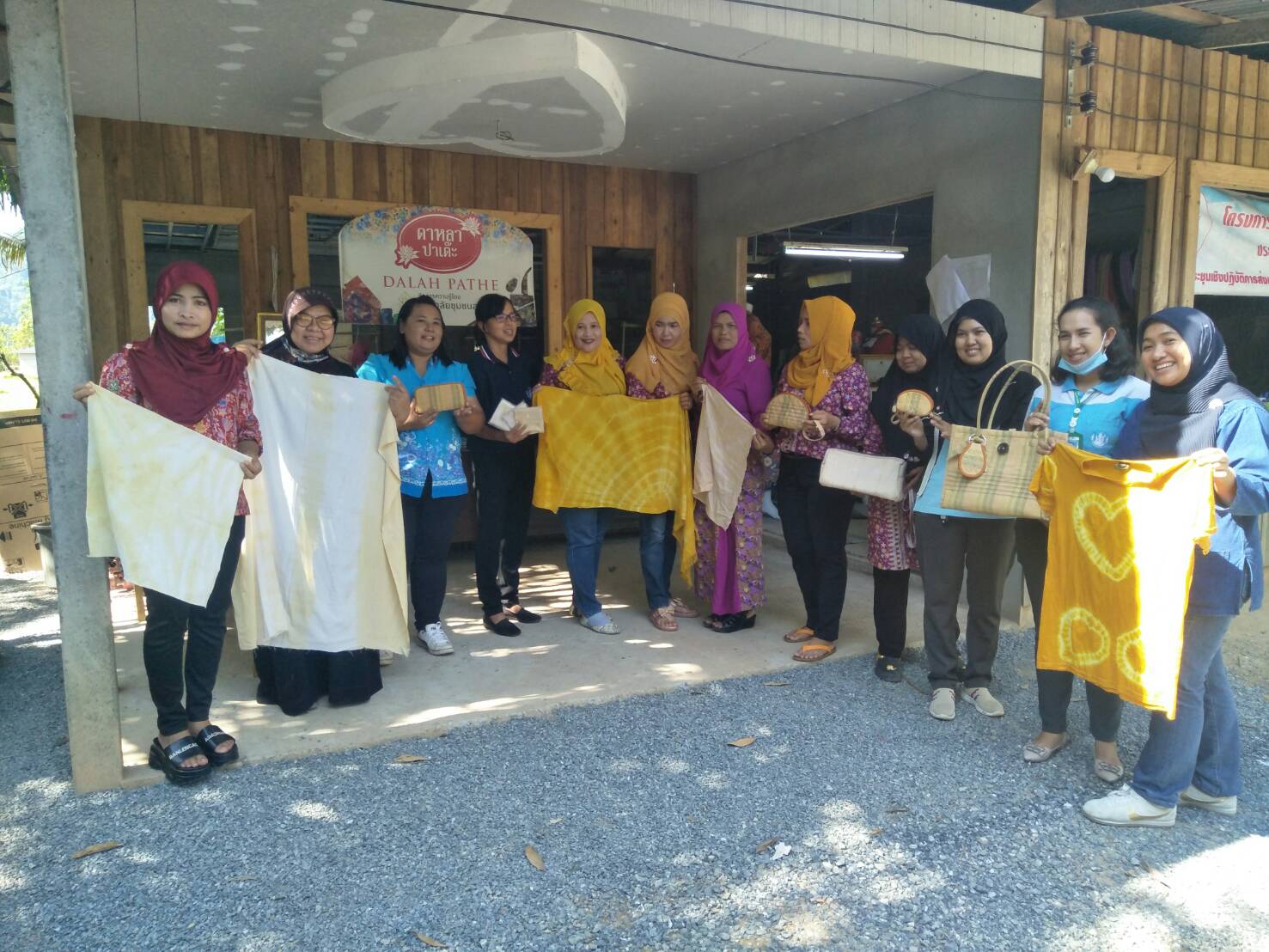 สืบสานภูมิปัญญา ผ้ามัดย้อมจำปาดะ อัตลักษณ์ควนโดน