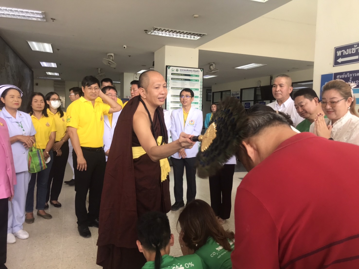 พระนักบุญแห่งล้านนาเดินสายมอบรถพยาบาลช่วยเหลือชีวิตคนชาวบ้านส่อง