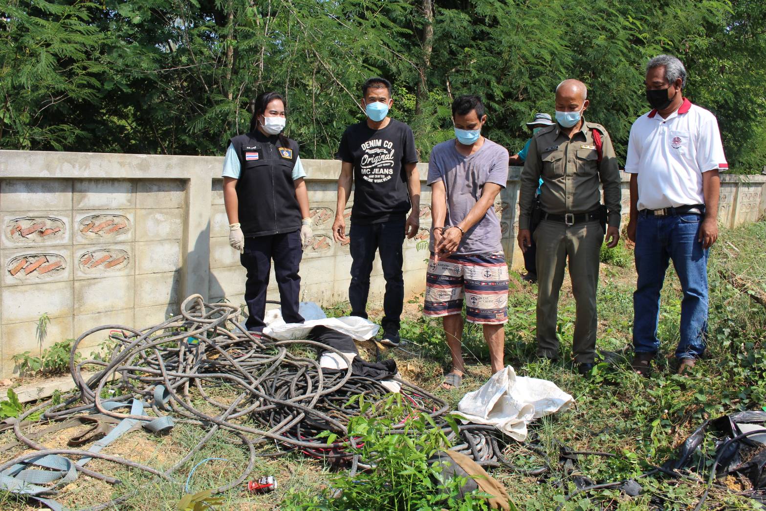 รวบหนุ่มขโมยสายไฟส่องสว่างขณะขับรถหนียางแตก 4 ล้อ
