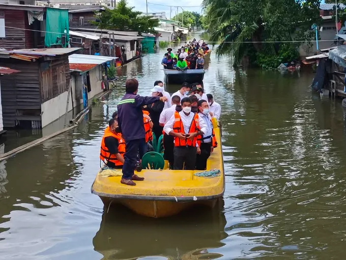 "ชัชชาติ"สั่งเร่งลดระดับน้ำคลองเปรมฯ บรรเทาความเดือดร้อนปชช.ริมคลอง