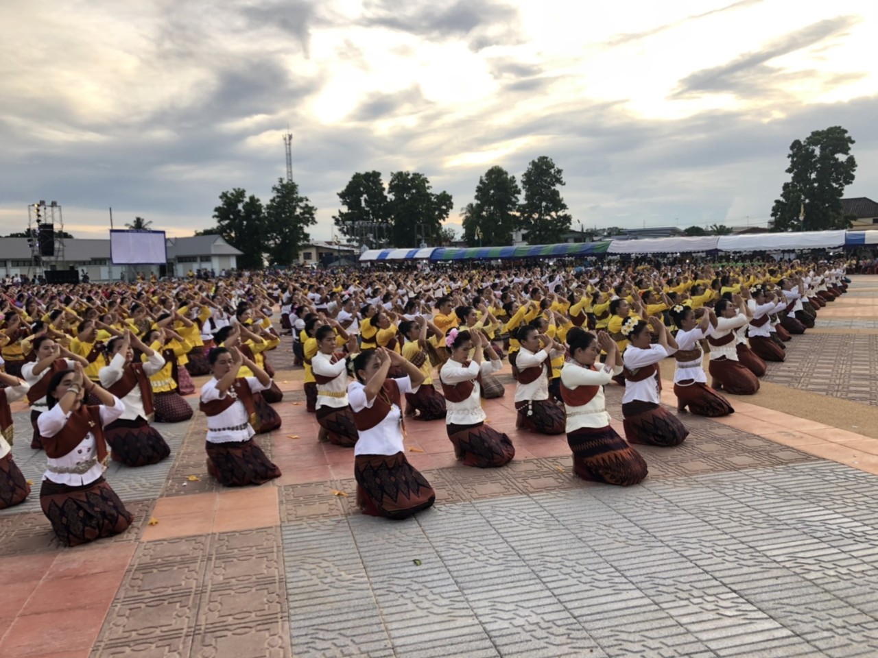 สวยงาม อลังการ.... นางรำกว่าพันชีวิต รำบวงสรวงพญานาคริมแม่น้ำโขงเมืองท่าบ่อ เปิดงานประเพณีออกพรรษาและบั้งไฟพญานาคโลก