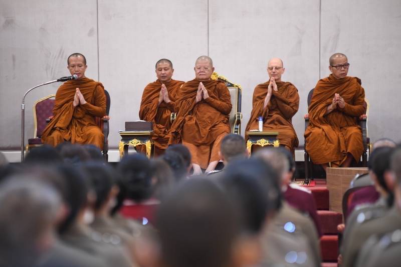 ผบ.ตร. ควง นายกสมาคมแม่บ้านตำรวจ นำข้าราชการ ร่วมฟังธรรมในโครงการ “ธรรมนำใจ” เพื่อตำรวจไทยมีคุณธรรม ฟังธรรมตามกาล 