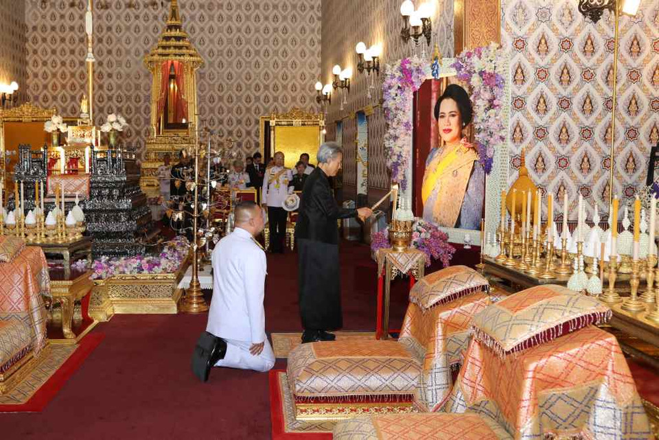  กรมสมเด็จพระเทพรัตนราชสุดาฯ ถวายภัตตาหารเช้าแด่พระสงฆ์ที่มาสวดพระอภิธรรมในงานพระบรมศพ "พระพันปีหลวง"