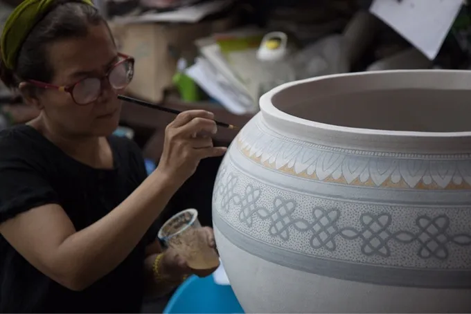 ประดิษฐ์กระถางลายเลข๙ไทยประดับภูมิสถาปัตย์งานพระราชพิธีฯ