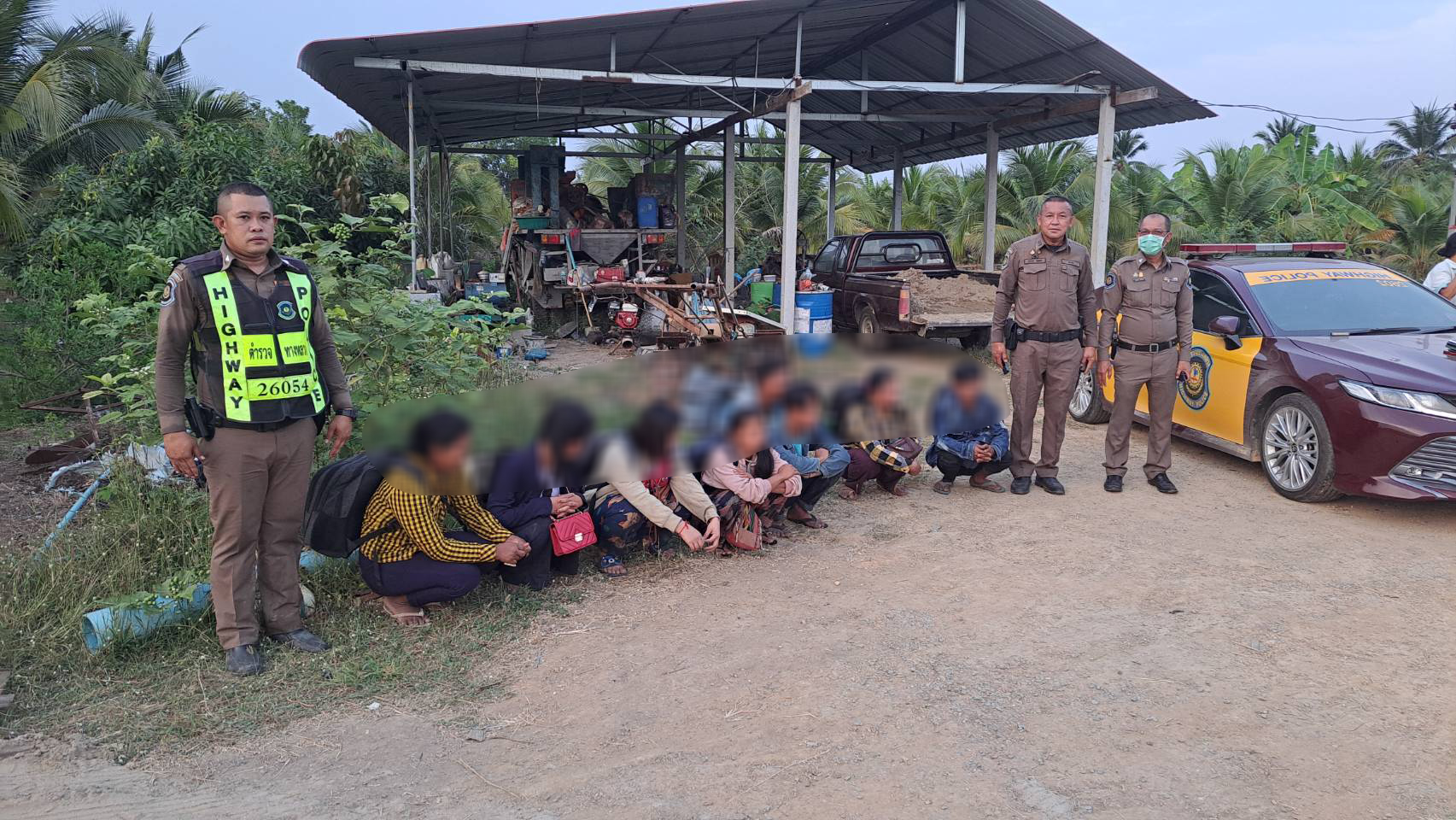 ตำรวจทางหลวงศรีประจันต์จับกุมขบวนการลอบขน 12  แรงงานต่างด้าว  