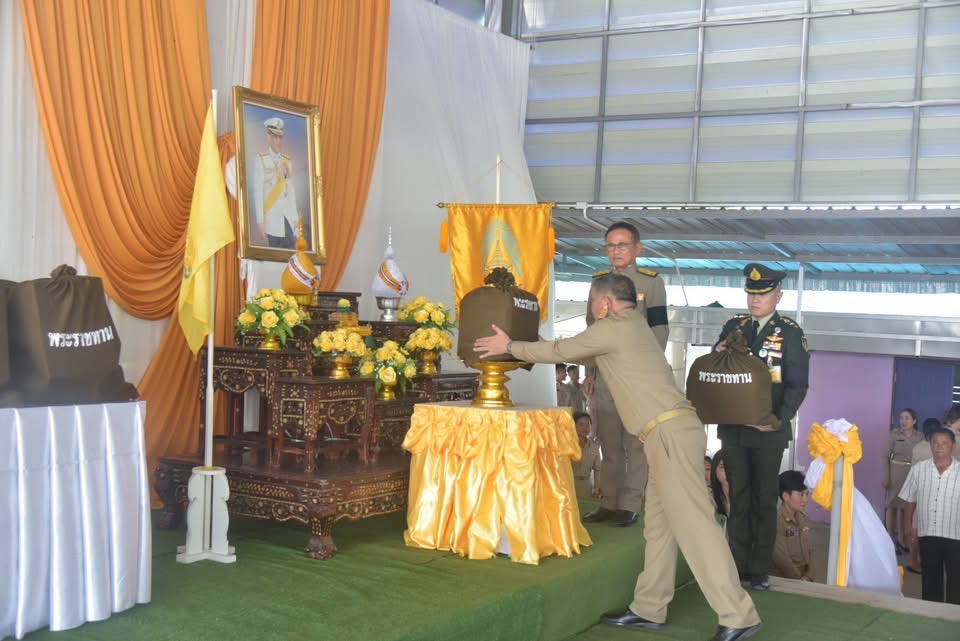 องคมนตรีเชิญถุงพระราชทาน มอบผู้ประสบอุทกภัยสุพรรณบุรี บรรเทาความเดือดร้อนกว่า 16,000 ครัวเรือน 