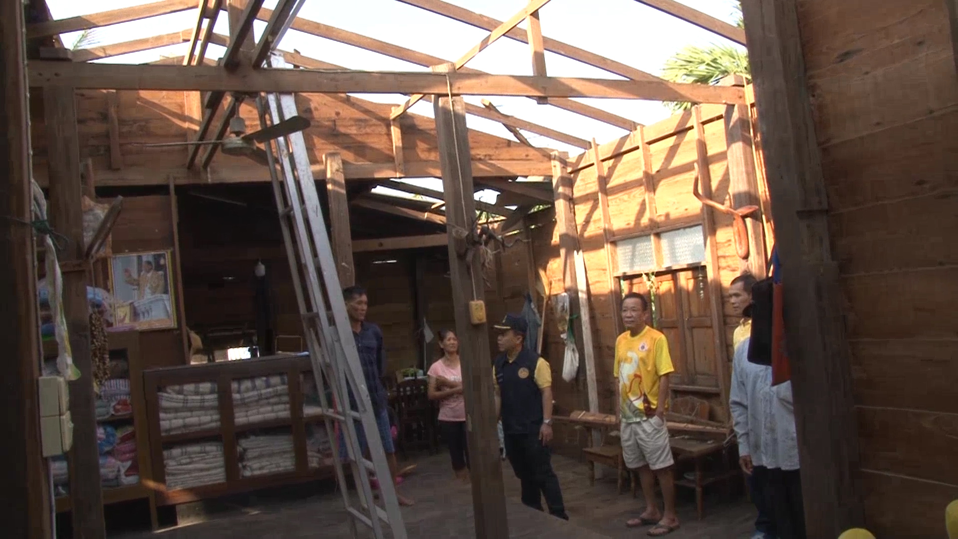 พายุหมุน! ซัดบ้านเรือนกว่า 100 หลัง ชาวบ้านเผย ลมหมุนแรงจนน่ากลัว