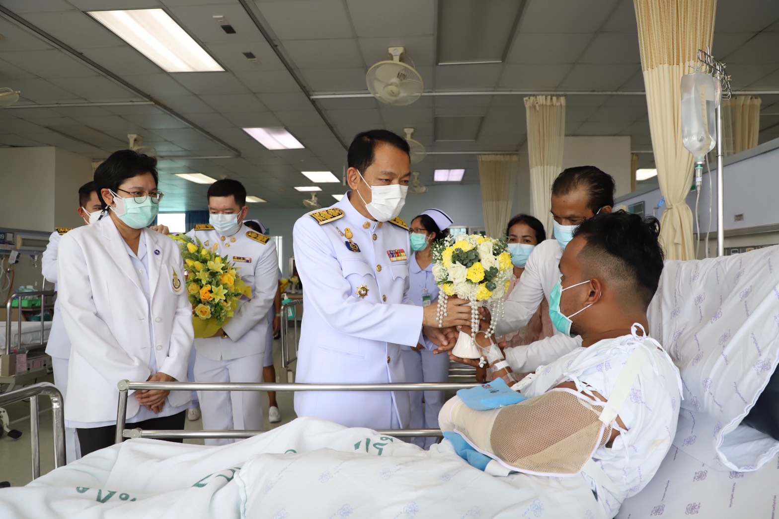 ในหลวง-พระราชินี พระราชทานดอกไม้และตะกร้าสิ่งของ  แก่ตำรวจที่บาดเจ็บ จ.สงขลา เหตุลอบวางระเบิด