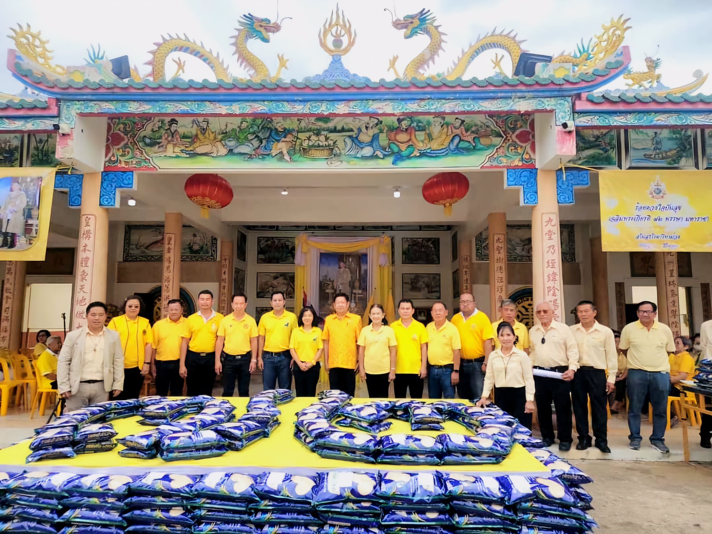 โรงเจบ้วนเซียงตั๊ว ร่วม ทต. กาญจน์ และสโมสรโรตารีท่าม่วง, สโมสรไลออนส์ฯ จัดโครงการ” ร้อยดวงใจปันสุข เฉลิมพระเกียรติ 72 พรรษา มหาราชา”  แจกข้าวสารให้ ปชช. 1,000 ถุง