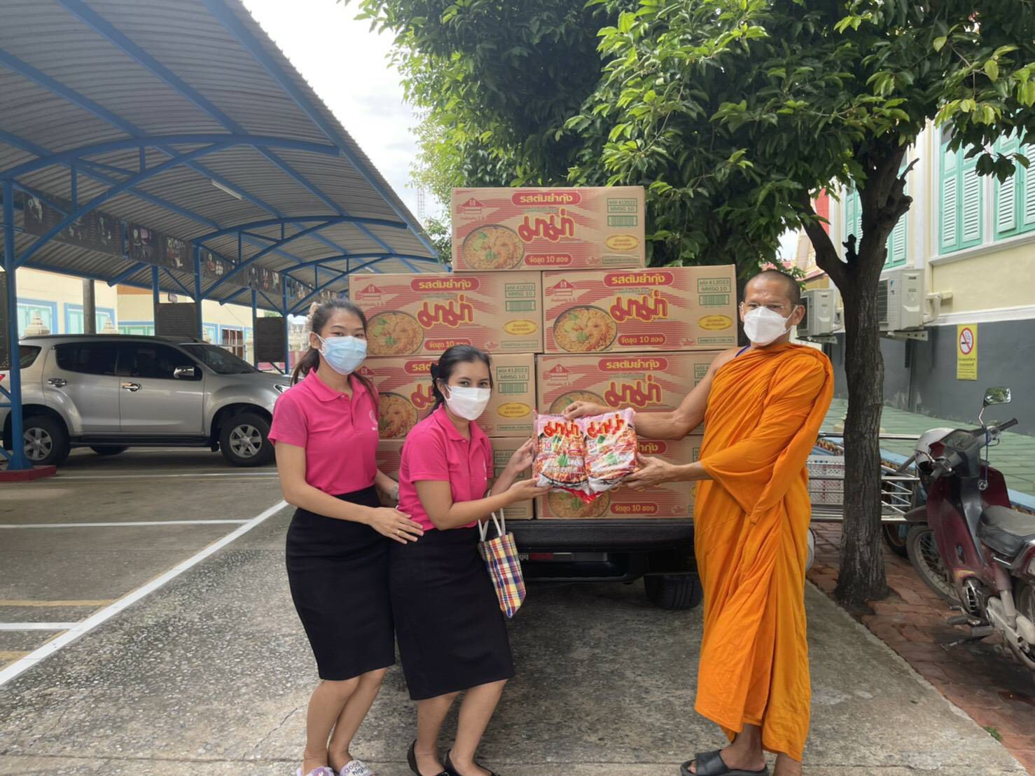 เจ้าอาวาสวัดอ่างทองวรวิหาร มอบสิ่งของให้ พมจ.อ่างทอง  ช่วยเหลือปชช.ที่ได้รับผลกระทบจากโควิด19   
