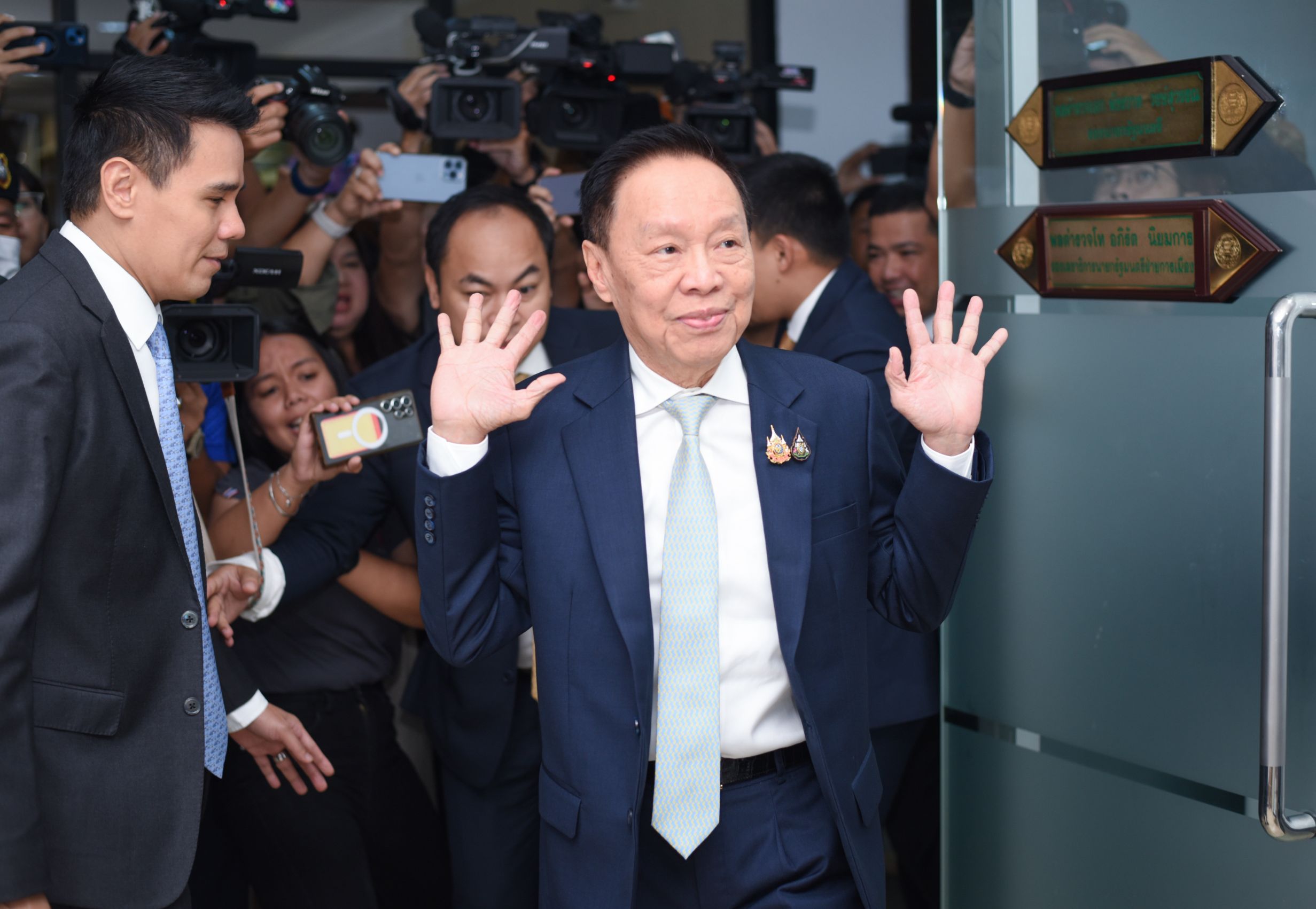 "บิ๊กป๊อด" ไม่รู้ "ธรรมนัส-สันติ" หารือ "บ้านจันทร์ส่องหล้า" โยนถาม "บิ๊กป้อม" หลัง "เพื่อไทย" เสนอ "ชัยเกษม" นายกฯคนใหม่ 