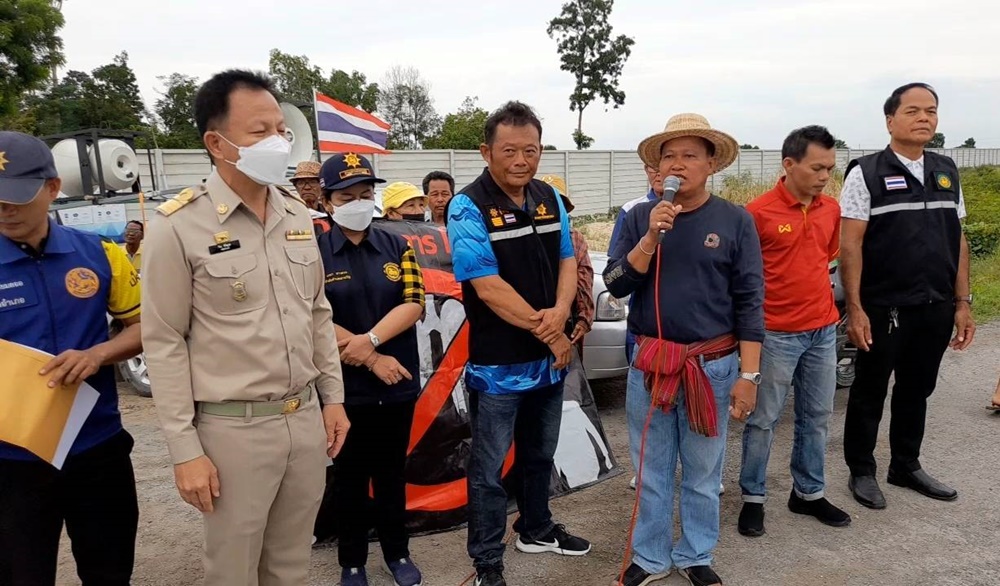 ลุกฮือ!! ชาวบ้าน อ.เลาขวัญ กว่า 300 คน ปิดถนนค้านก่อสร้างโรงงานเผายาง