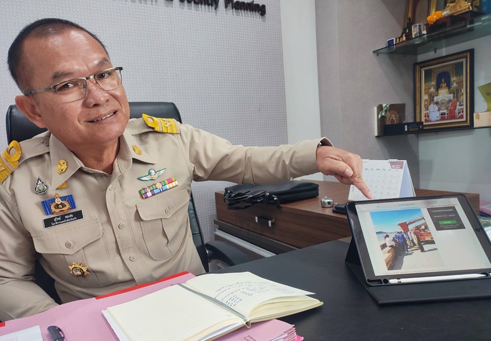รองพ่อเมือง จี้เทศบาลเมืองประจวบฯ เร่งสอบคนนำ "เสาไฟฟ้าสับปะรด" 8 หมื่นไปขาย