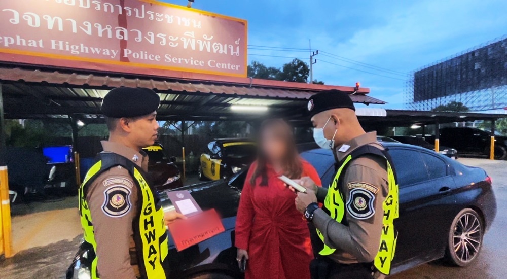 CIB ใช้ระบบ Alert จับกุมสาวขับรถหรูใช้ป้ายทะเบียนปลอม ค้างชำระค่าผ่านทางกว่า 260 เที่ยว