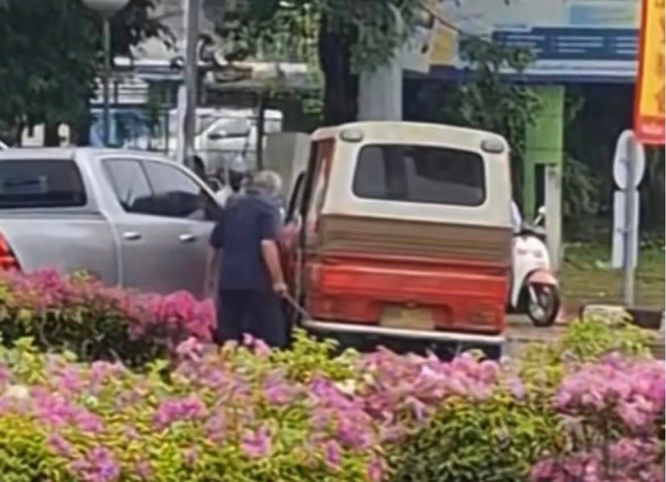 เฒ่าวัย 74 ขับตุ๊กตุ๊กหัวร้อน! คว้ามีดพร้าฟันรถอัยการกลางสี่แยกภูเก็ต หลังเฉี่ยวชนไม่พอใจ 