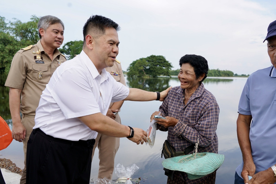 สส.ท็อป-สส.ยอร์ช มอบถุงยังชีพ อธิบายเส้นทางน้ำจากเหนือออกอ่าวไทย