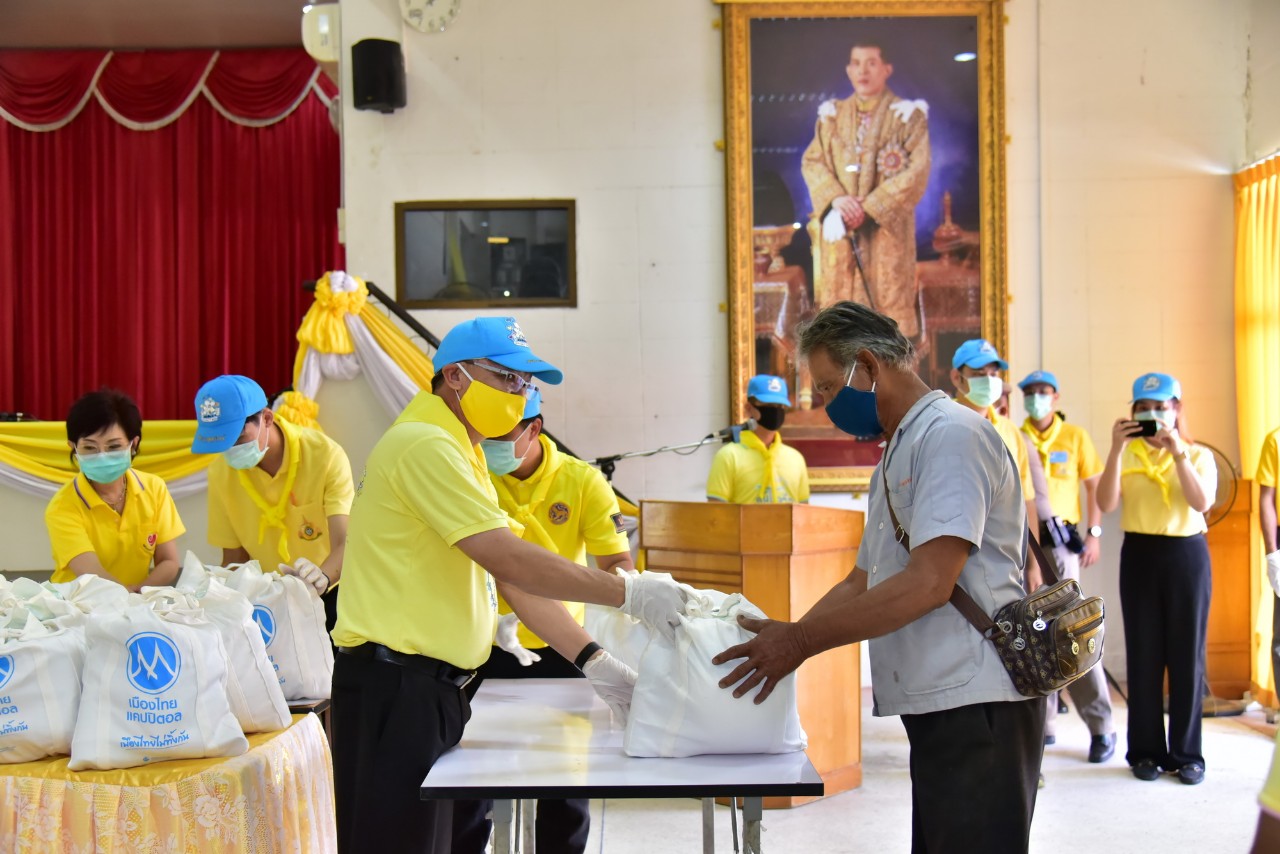 ผู้ว่าฯนครปฐมพร้อมจิตอาสาฯ มอบถุงยังชีพพระราชทาน