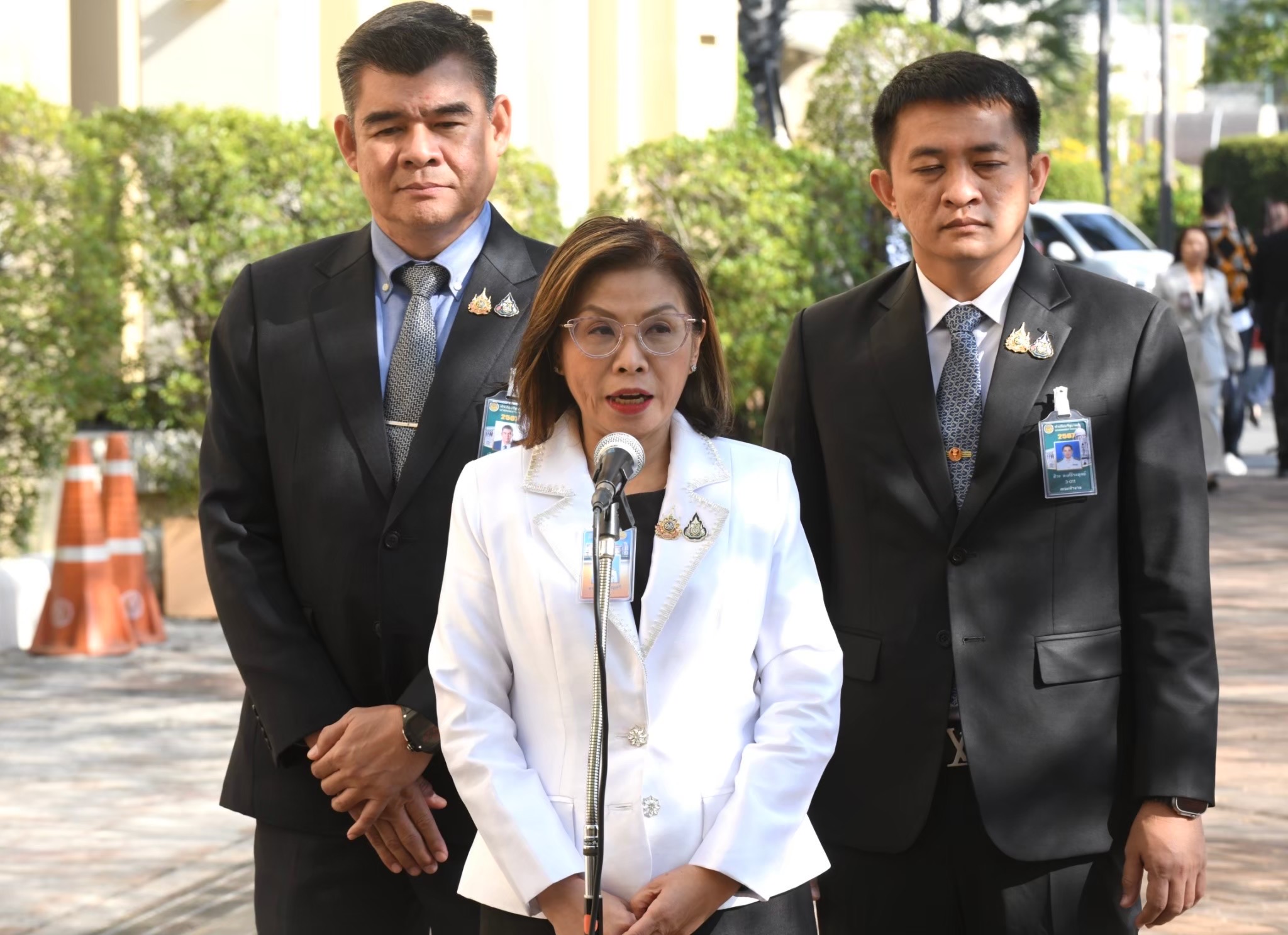 “มนพร” ประกาศ เก้าอี้รองปธ.สภาฯ เป็นของ พท. จ่อคุยพรรคร่วมบ่ายนี้ ยัน ”ทักษิณ“ ไปหาเสียงศรีสะเกษแน่ 