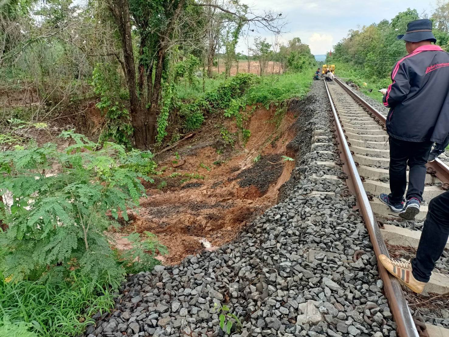 รถไฟฯ แจ้งรถสายอีสานเส้นทางหนองคายล่าช้า เหตุน้ำท่วมทางรถไฟระหว่างเขาสวนกวาง-โนนสะอาด จ.อุดรฯ เร่งซ่อมใช้ได้พรุ่งนี้เช้า