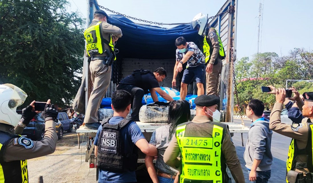 ตำรวจ ปส. สกัดจับผู้ต้องหาคาด่านชั่งน้ำหนักย่านพระราม 2 ลอบขนยาบ้า 3 ล้านเม็ด