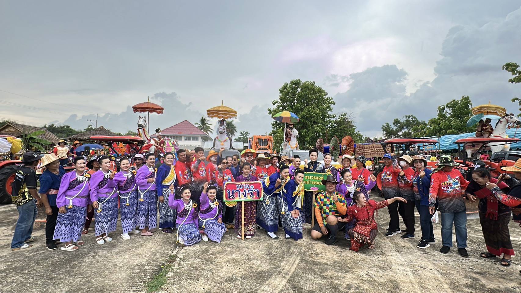 กาฬสินธุ์ ชาวตำบลลำหนองแสน จัดขบวนแห่บุญบั้งไฟสืบสานประเพณีอีสาน