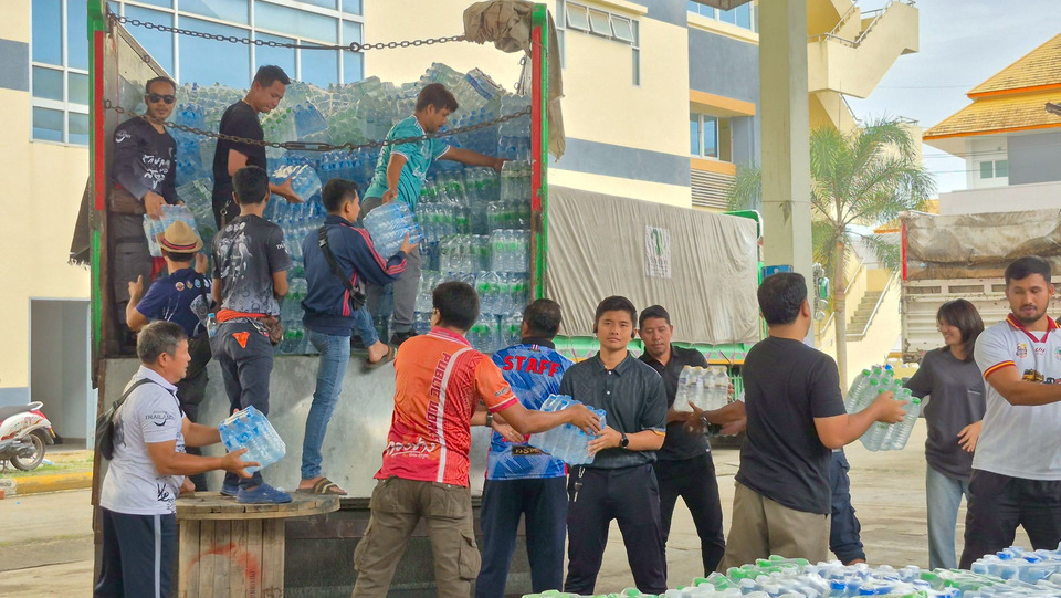 “ชุมพร”ส่งน้ำใจถึง “สตูล” มอบน้ำดื่ม 7,500 โหล ถุงปันน้ำใจ 1,250 ชุด ช่วยผู้ประสบภัยน้ำท่วม 7 อำเภอ
