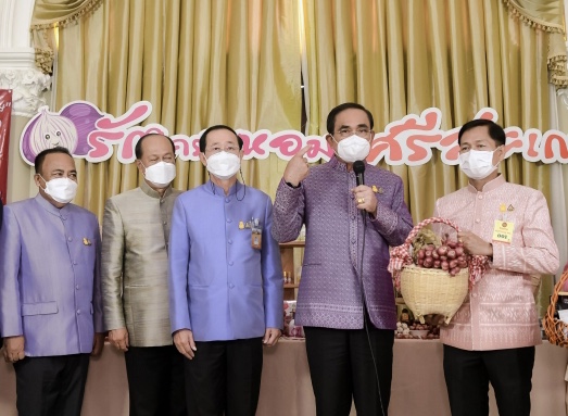 นายกฯ เชิญชวนปชช. ซื้อหอมแดงใช้แทนใจวันวาเลนไทน์ ก่อนชิมชา บอกเป็นคนไม่หวาน