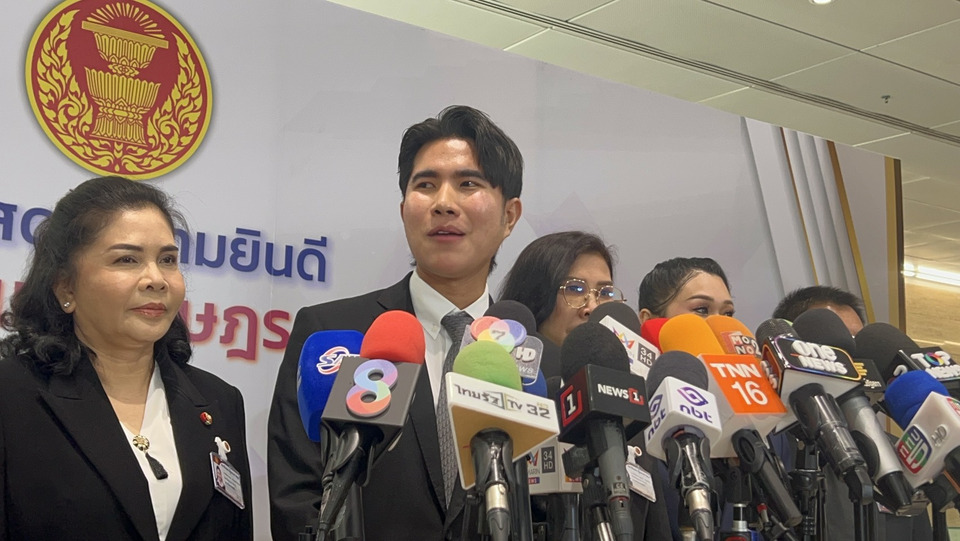 “กังฟู” นำ 5 สส.ไทรวมพลัง ตบเท้าเข้ารายงานตัวสภาฯ ลั่น! เป็นพรรคเล็กแต่มีศักดิ์ศรี ไม่รีบวิ่งหาเก้าอี้ รอ “ภูมิใจไทย” เทียบเชิญทางการ