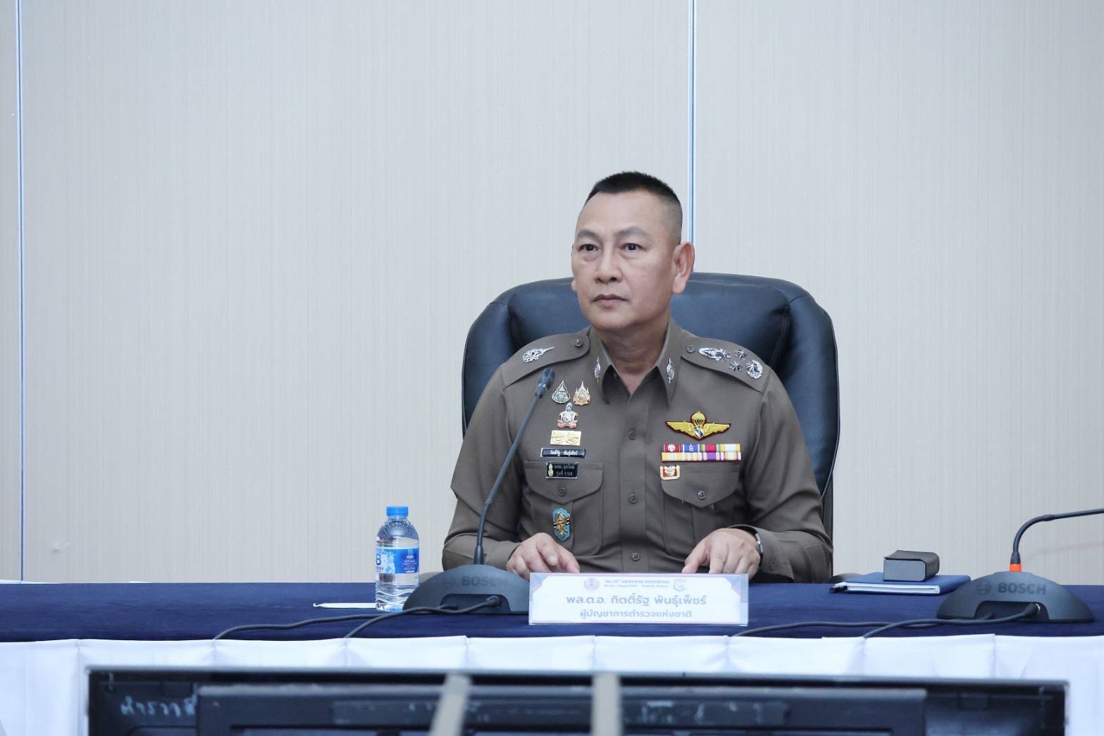 "บิ๊กต่าย"สั่งตำรวจทั่วประเทศกวาดล้างผู้ค้ายาเสพติดในชุมชนคาดโทษหนักหัวหน้าสถานีและผู้บังคับการพื้นที่ปล่อยปละละเลย
