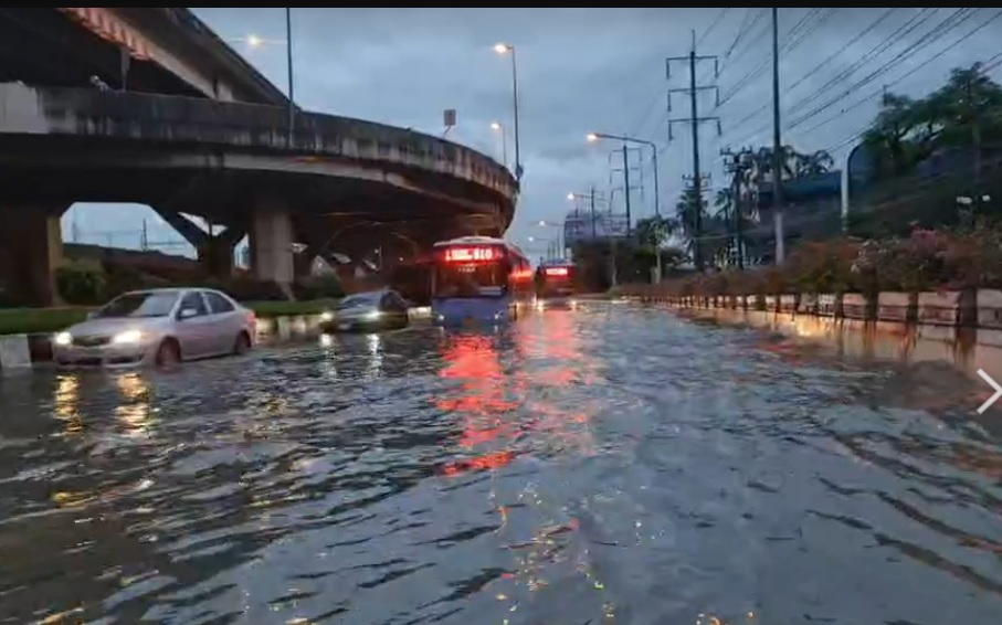 พิษพายุโนรู ฝนถล่มกรุงเทพ ถนนหลายเส้นอัมพาต น้ำท่วมขังหลายจุด