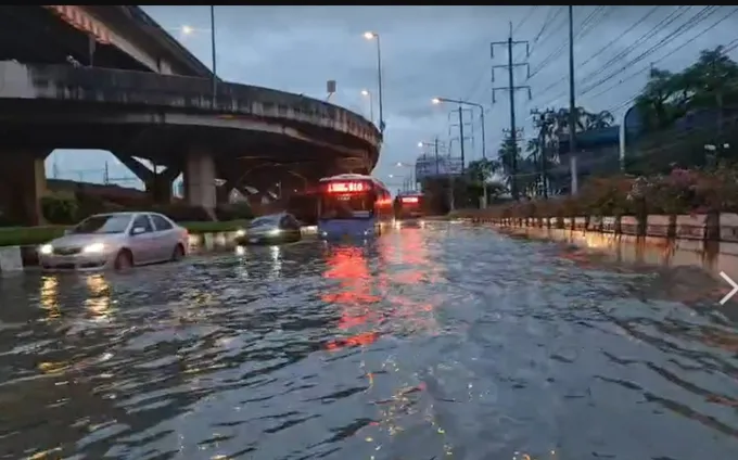 พิษพายุโนรู ฝนถล่มกรุงเทพ ถนนหลายเส้นอัมพาต น้ำท่วมขังหลายจุด