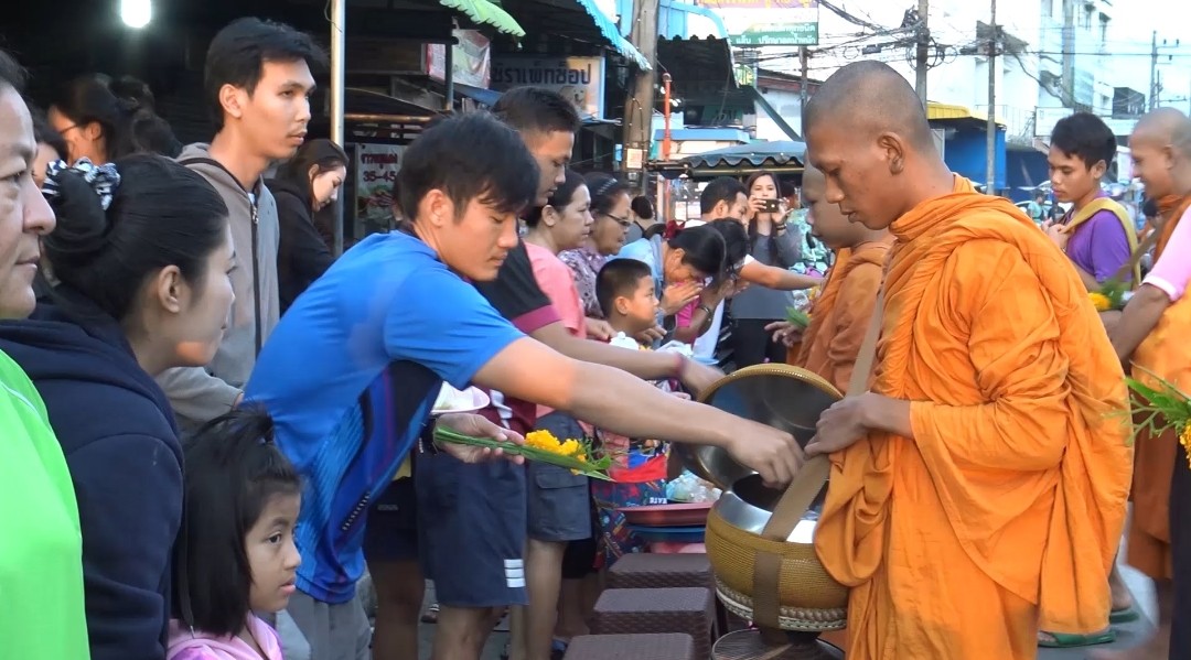ครูและอดีตครูจ.สงขลา นำอาหารหวานคาวมาทำบุญตักบาตรพระสงฆ์ เนื่องในวันครูแห่งชาติ