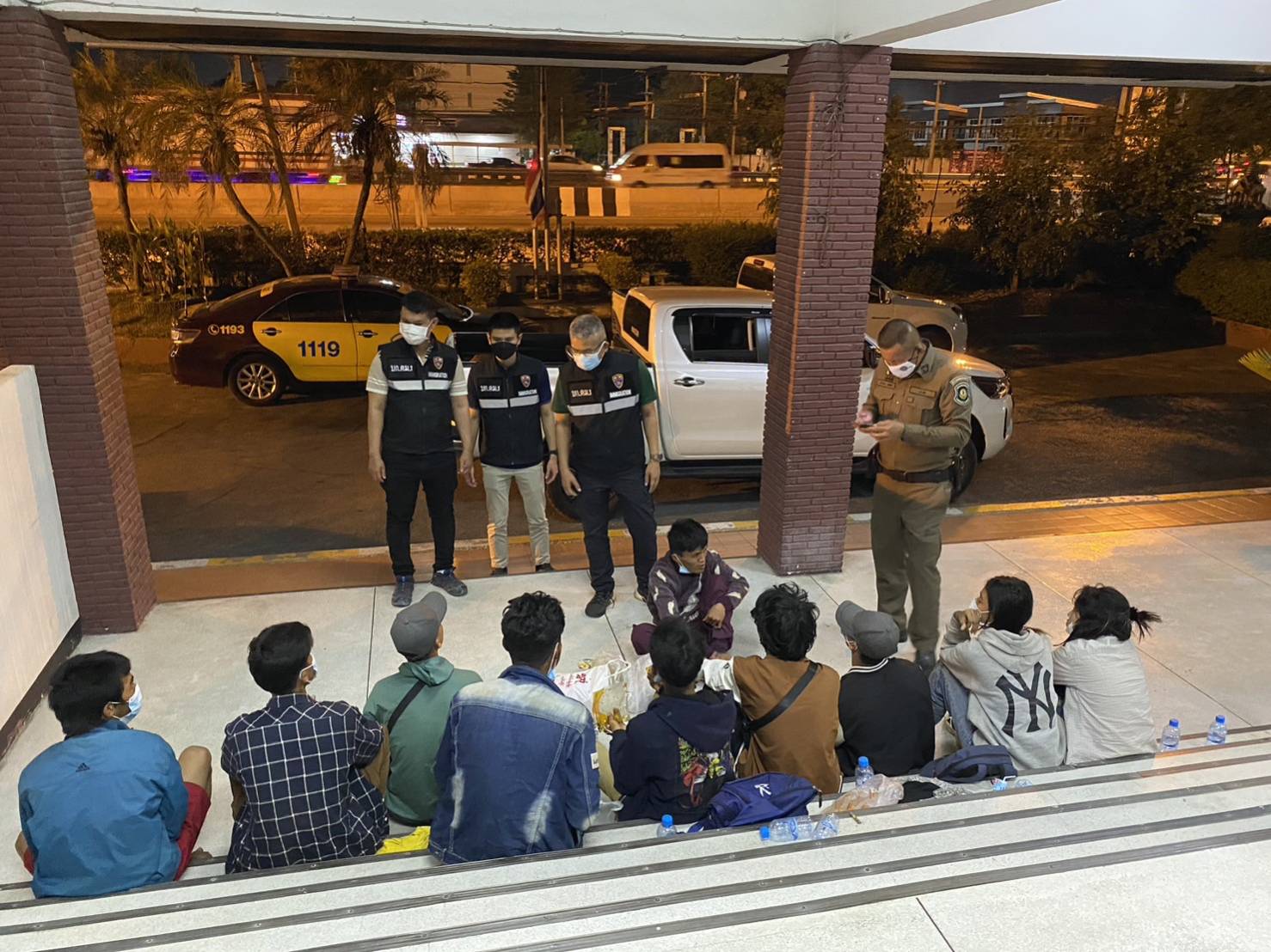 ตม.1รวบกระบะติดฟิล์มทึบขนต่างด้าวส่งกทม.กว่า 10 รายต้อนรับตรุษจีน