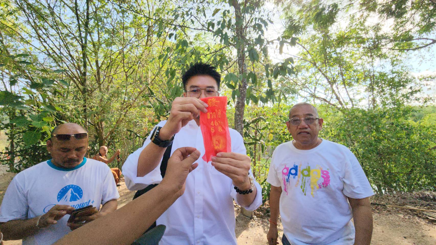 ปชช.แห่ส่องเลขหางประทัดงานพุทธาภิเษกวัตถุมงคลรุ่นฉลองเลื่อนสมณศักดิ์หลวงพ่อทองสุข  
