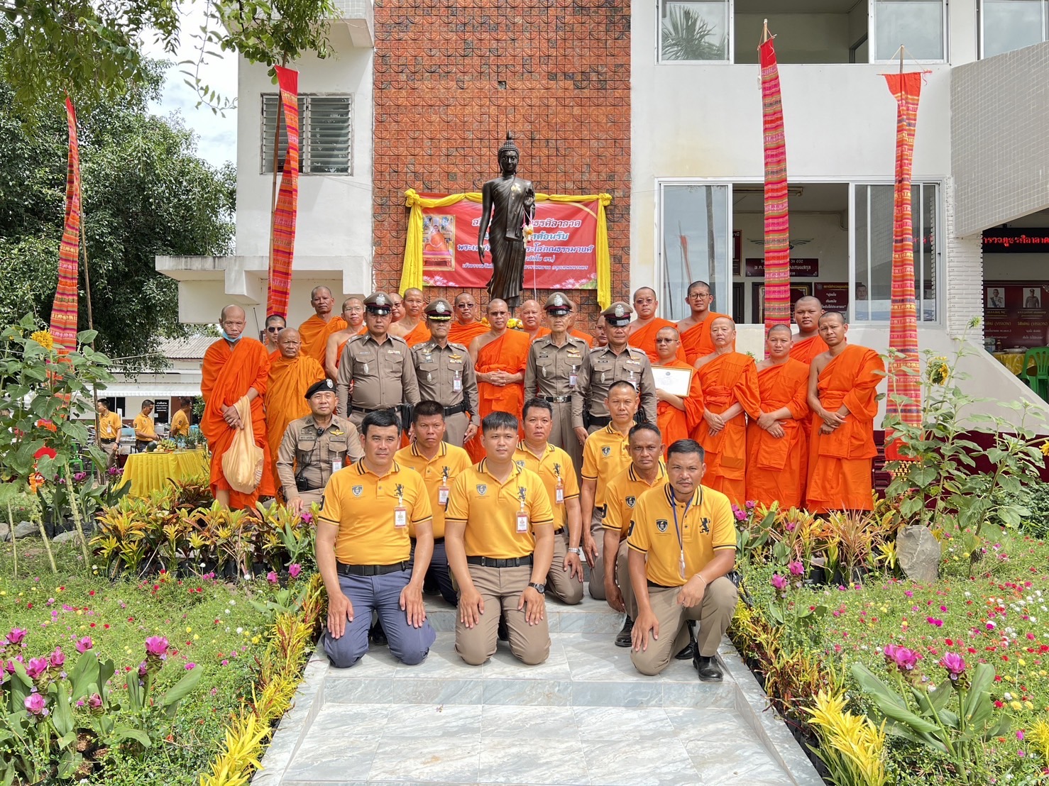 “ม.เฉลิมกาญจนา” สนับสนุนโครงการเผยแผ่พระพุทธศานา  โดย “เจ้าคุณน้อย” วัดอินทรวิหารฯ มอบพระองค์ที่ 64 แก่ สภ.ศิลาลาด จ. ศรีสะเกษ