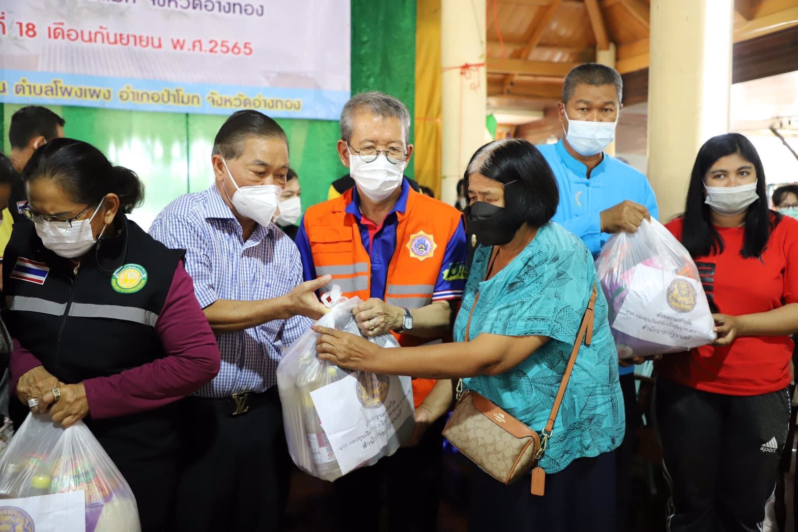สำนักนายกรัฐมนตรีช่วยเหลือผู้ประสบอุทกภัยในอำเภอป่าโมก-วิเศษชัยชาญ 