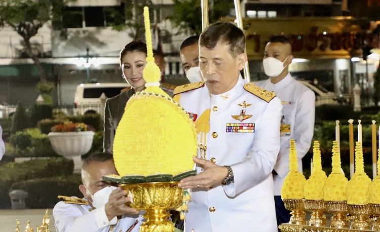'ในหลวง-พระราชินี'เสด็จฯ วางพานพุ่มดอกไม้ถวายราชสักการะ เนื่องในวันสมเด็จพระเจ้าตากสินมหาราช