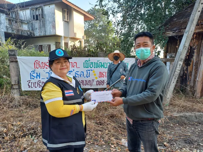 อสม.ชุมชนมณีไพรสณฑ์ ร่วม มอบเงินสนับสนุนการพัฒนาหมู่บ้าน "แม่สอดวิลเลจ"