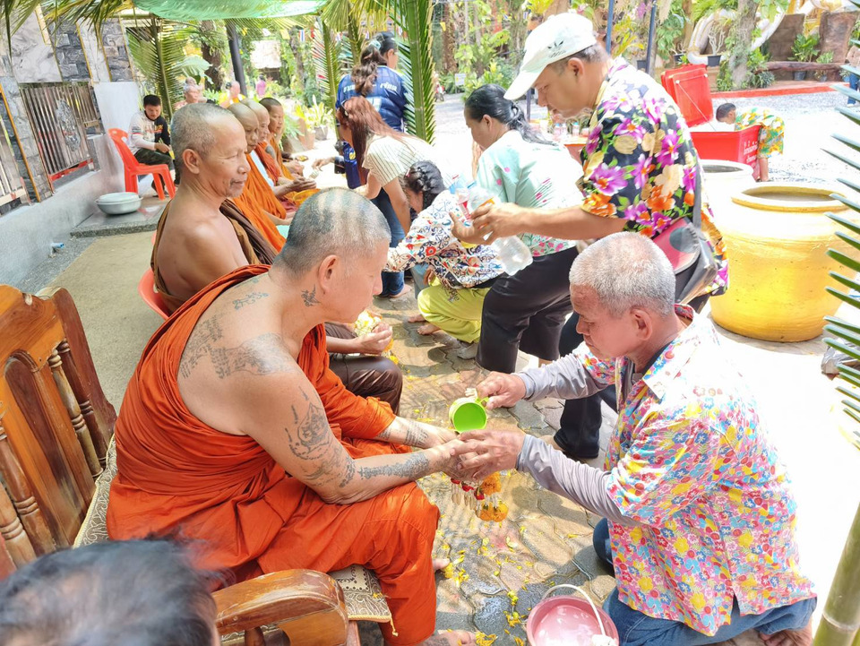 ชื่นฉ่ำศรัทธา! พุทธศาสนิกชนแห่สรงน้ำพระ เสริมสิริมงคลรับสงกรานต์ 