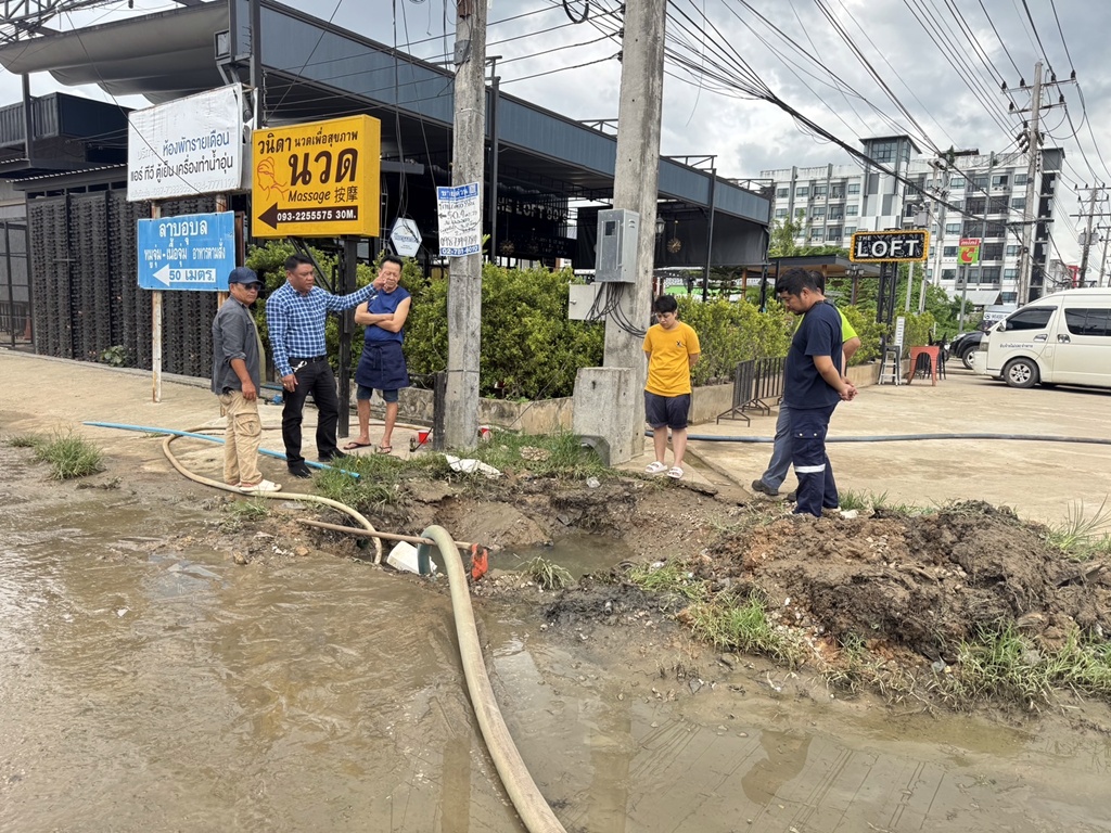 แม่สอดเร่งแก้จุดน้ำท่วมขัง ถนนสายเอเชีย เปิดประตูน้ำระบายสำเร็จ