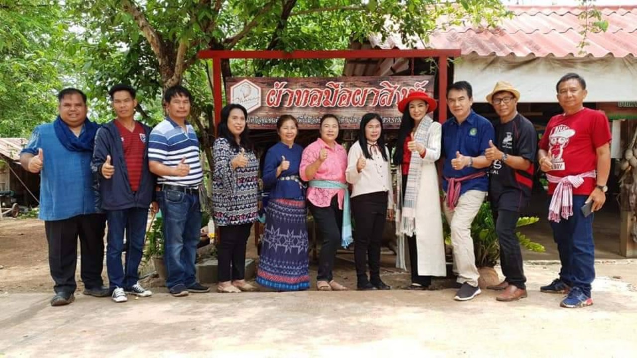 "ฟาร์มสุขใจ" เยี่ยมกลุ่มทอผ้าบ้านผาสิงห์ เตรียมส่งเสริมเป็นศูนย์เรียนรู้พัฒนาผ้าพื้นเมืองสู่อัตลักษณ์ความเป็นผ้าไทย