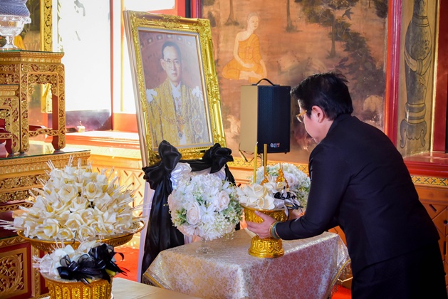 ราชมงคลพระนคร น้อมถวายดอกไม้จันทน์
