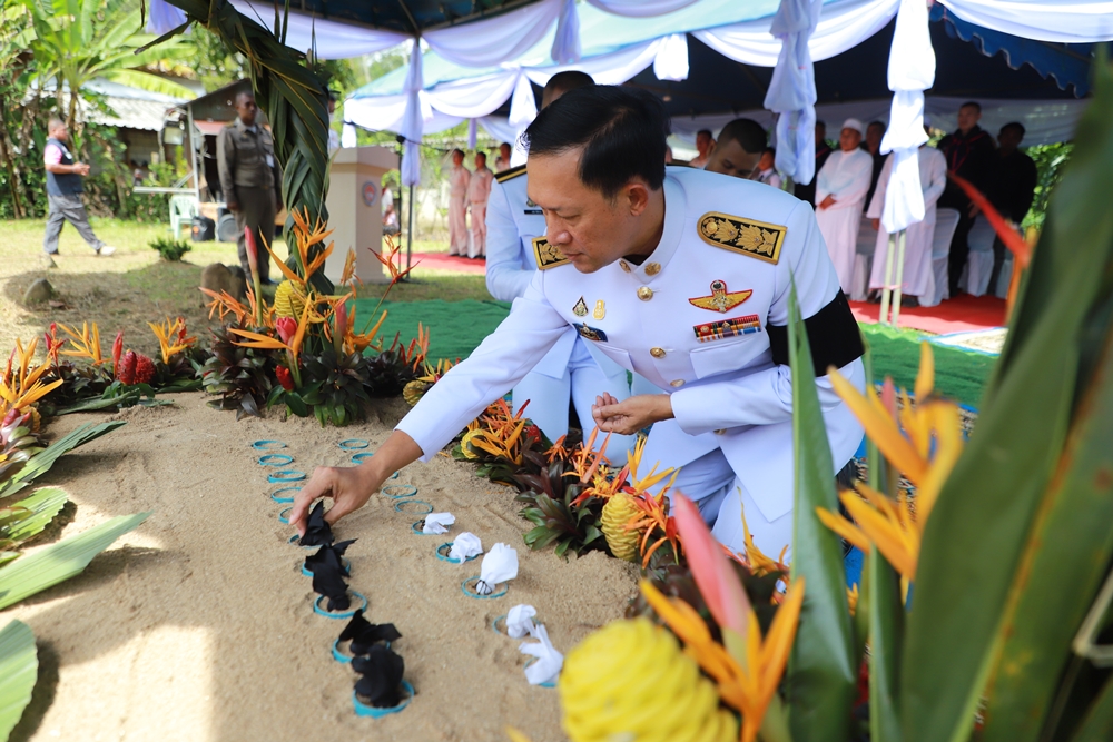 ในหลวง พระราชทานดินฝังศพ แก่สมาชิกเอก อส. ที่เสียชีวิตจากเหตุความไม่สงบที่จังหวัดนราธิวาส