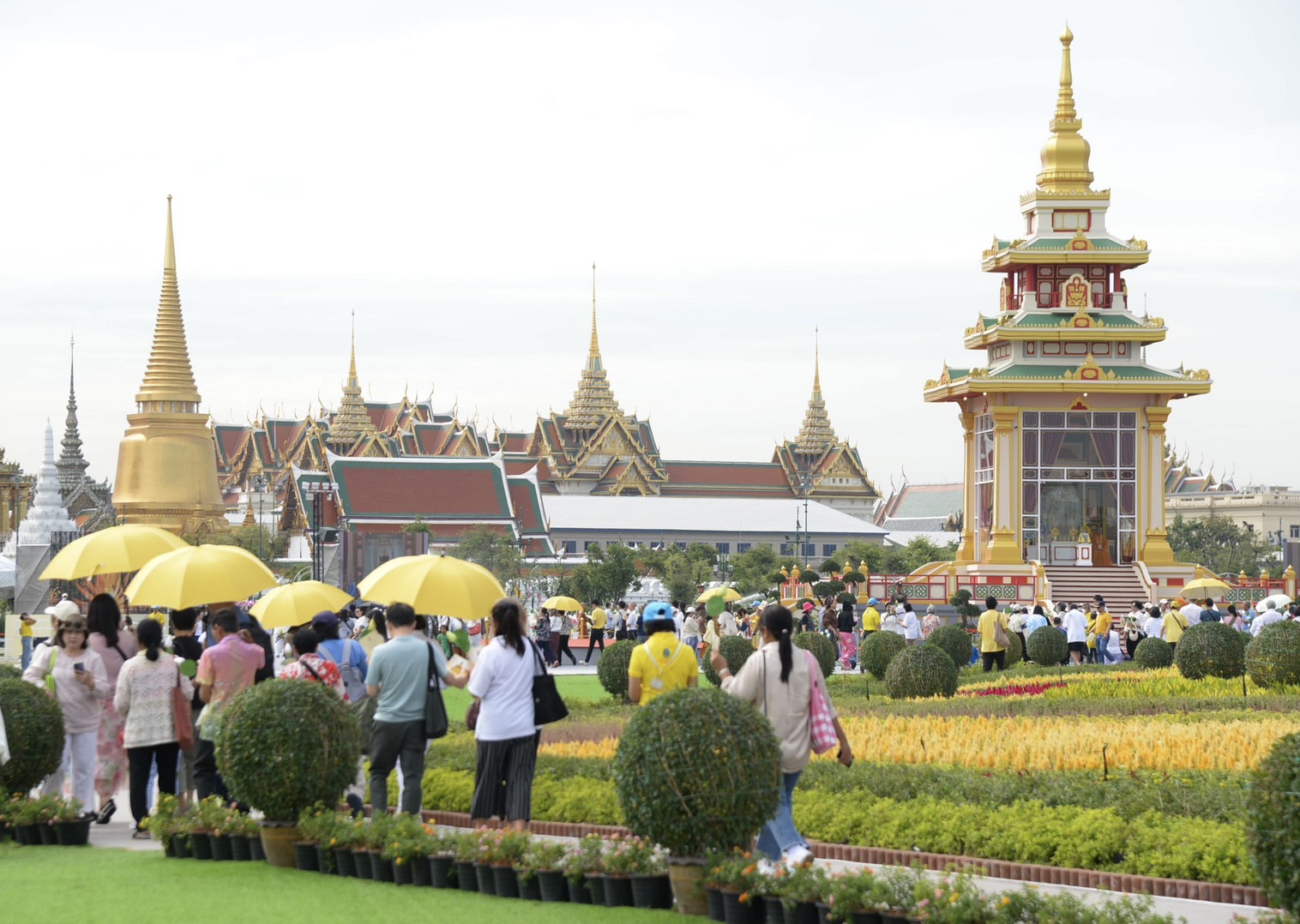 ประชาชนยังคงทยอยเดินทางมาสักการะพระบรมสารีริกธาตุ (พระเขี้ยวแก้ว) อย่างต่อเนื่อง