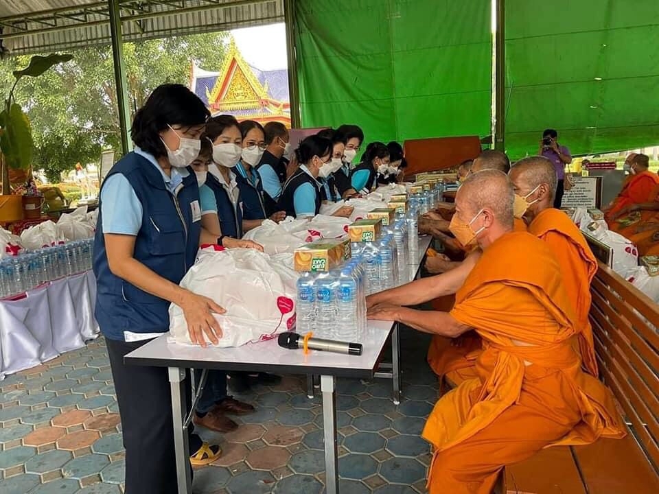 นายกหล่ากาชาดอ่างทอง ถวายชุดธารน้ำใจสภากาชาดไทย แด่พระภิกษุ-สามเณรพื้นที่อำเภอวิเศษชัยชาญ 